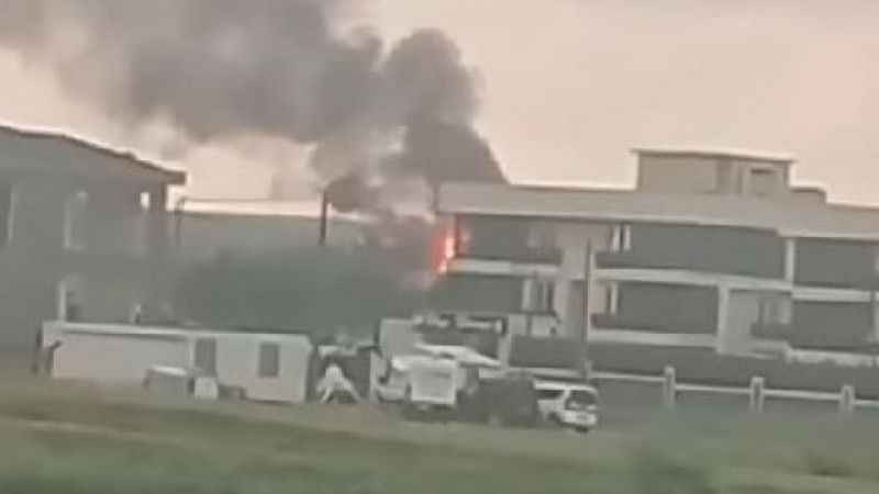 Yıldırım düşen villa alev topuna döndü