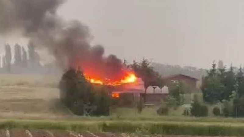 Yıldırım düşen villa alev topuna döndü