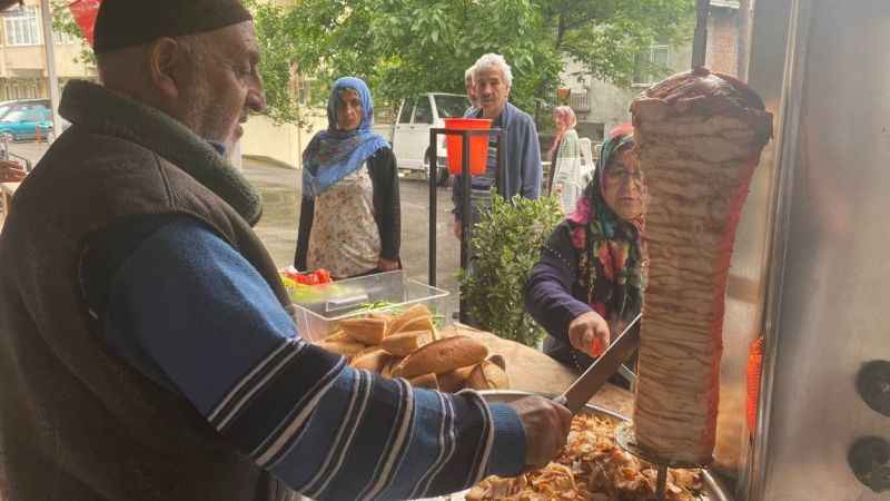 Erdoğan’ın zaferi için döner ve tulumba dağıttı
