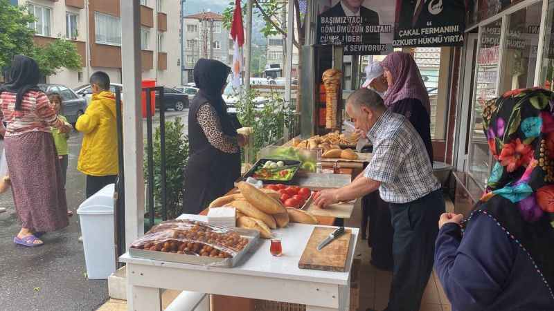 Erdoğan’ın zaferi için döner ve tulumba dağıttı
