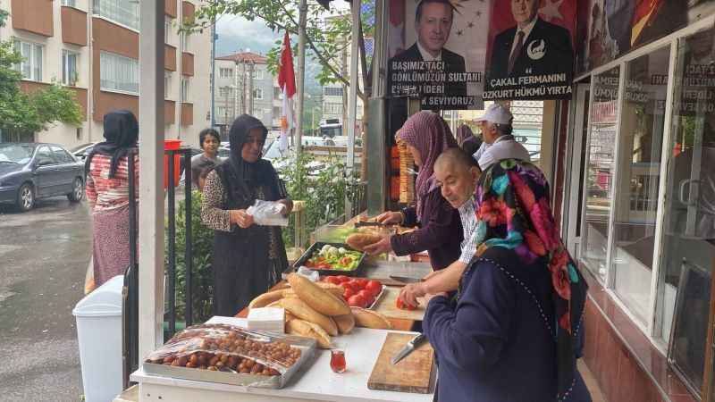 Erdoğan’ın zaferi için döner ve tulumba dağıttı