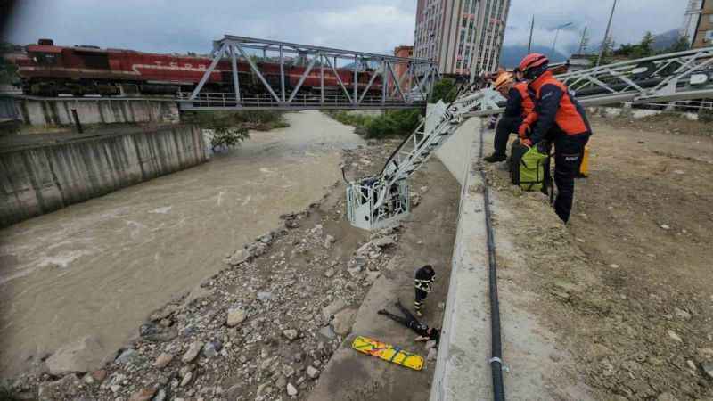 15 metreden düştü, itfaiye seferber oldu