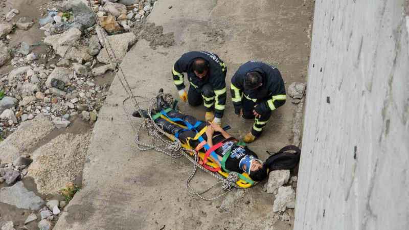 15 metreden düştü, itfaiye seferber oldu