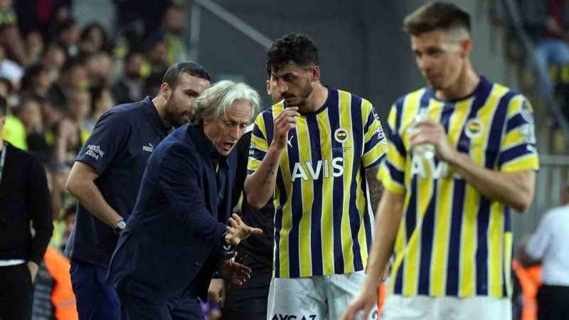 Fenerbahçe tribünlerinde ’yönetim istifa’ sesleri