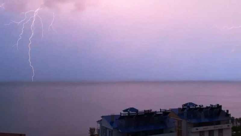 Van Gölü üzerinde şimşekli görsel şölen