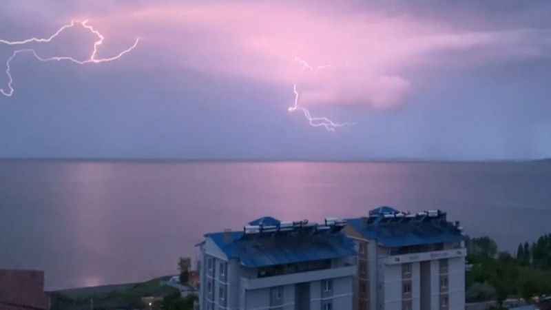 Van Gölü üzerinde şimşekli görsel şölen