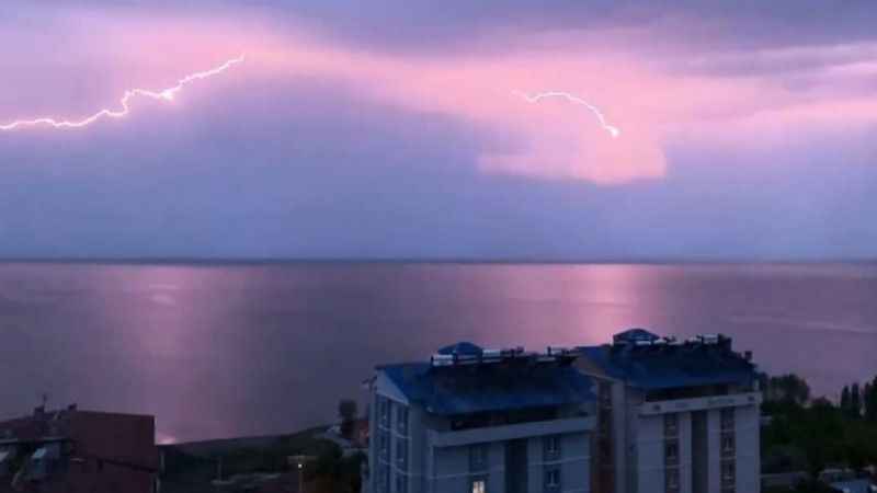 Van Gölü üzerinde şimşekli görsel şölen