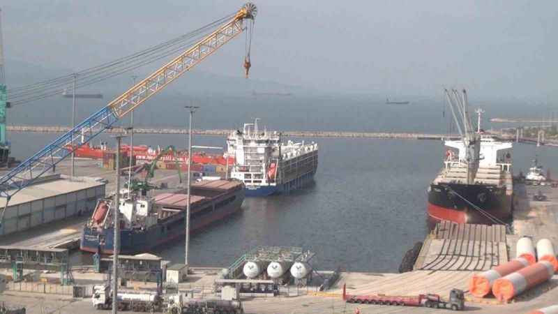 Büyükbaş taşıyan ’yüzen ahır’ Bandırma’da