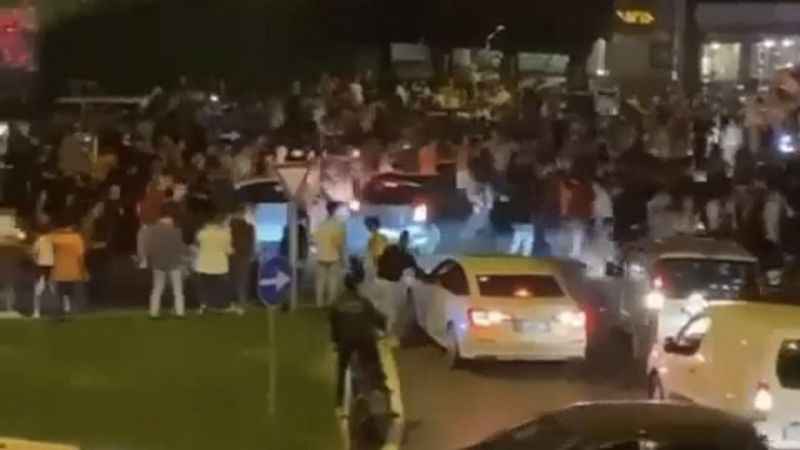 Şampiyonluğu kutlayan Galatasaray taraftarının üzerine aracını sürdü: 2 yaralı