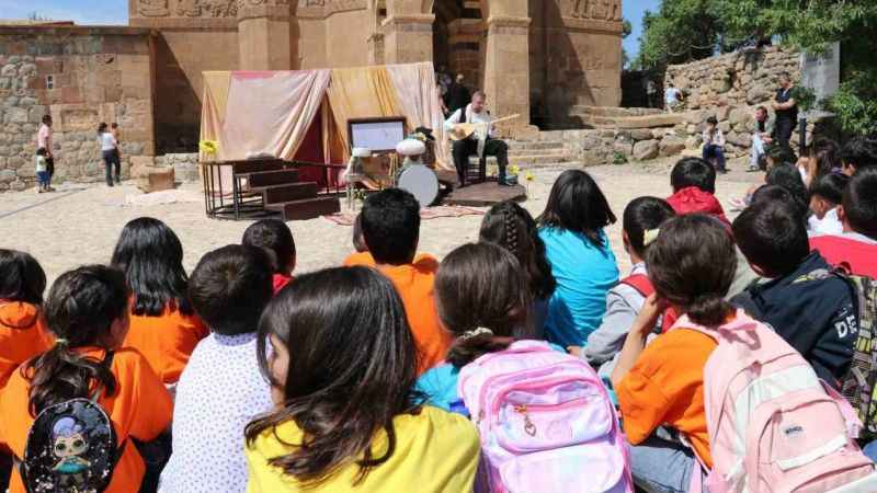 Akdamar Adası’nda ilk defa tiyatro oyunu sahnelendi