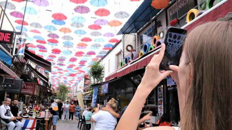 Bu caddeyi 450 şemsiye güneşten koruyor