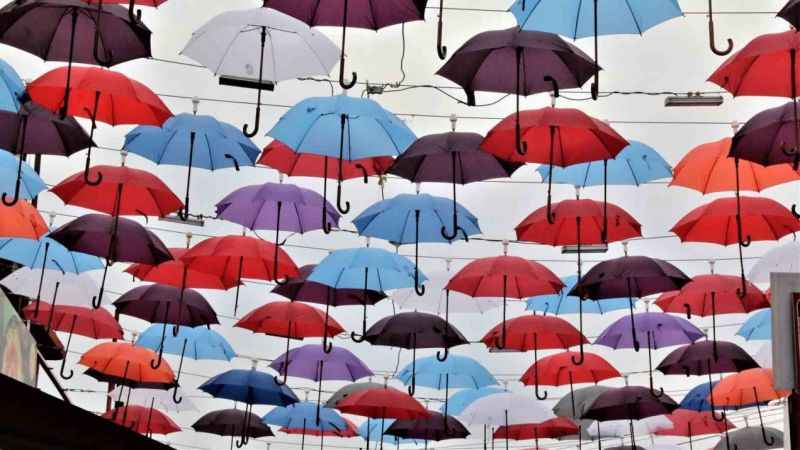 Bu caddeyi 450 şemsiye güneşten koruyor