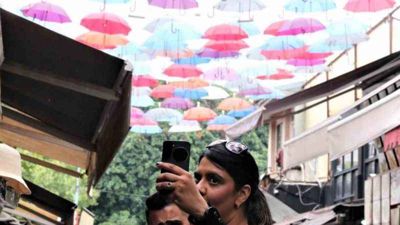 Bu caddeyi 450 şemsiye güneşten koruyor