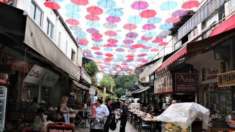 Bu caddeyi 450 şemsiye güneşten koruyor