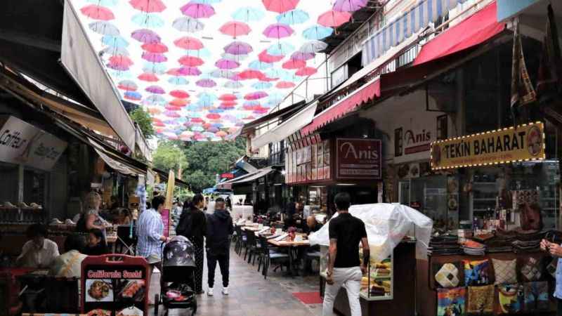 Bu caddeyi 450 şemsiye güneşten koruyor