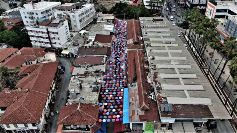 Bu caddeyi 450 şemsiye güneşten koruyor