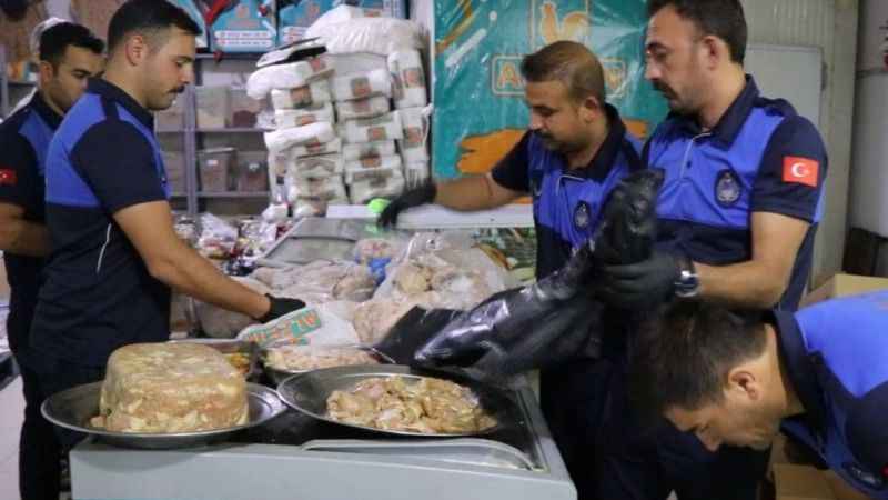 Bozuk etleri çamaşır suyu ile yıkayıp müşteriye yedirdiler