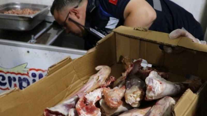 Bozuk etleri çamaşır suyu ile yıkayıp müşteriye yedirdiler