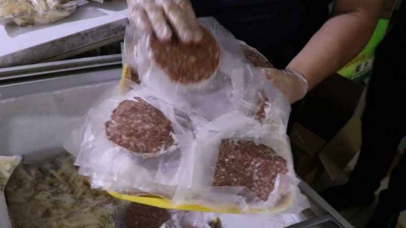 Bozuk etleri çamaşır suyu ile yıkayıp müşteriye yedirdiler