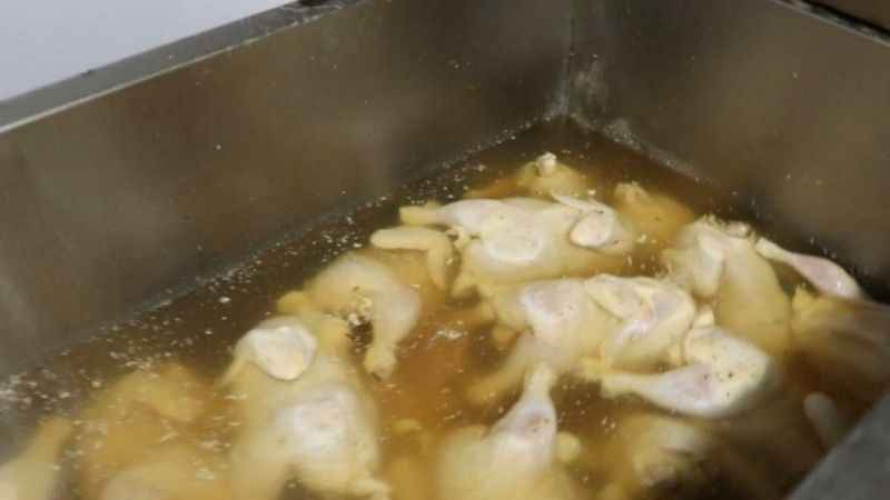 Bozuk etleri çamaşır suyu ile yıkayıp müşteriye yedirdiler