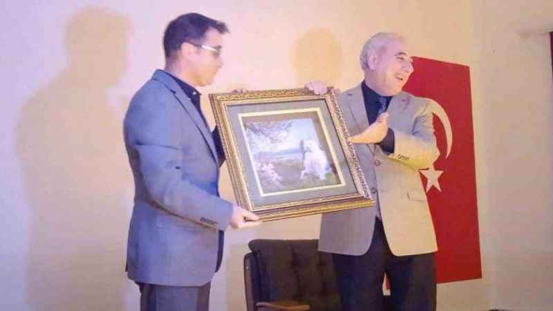 Şair Nurullah Genç sevenleriyle buluştu Şair Nurullah Genç sevenleriyle buluştu