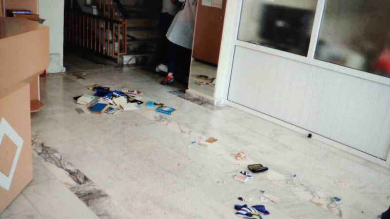 Aparttan çıkmayan kiracısının kapısına kimyasal sıvı döktü: 5 kişi hastanelik oldu