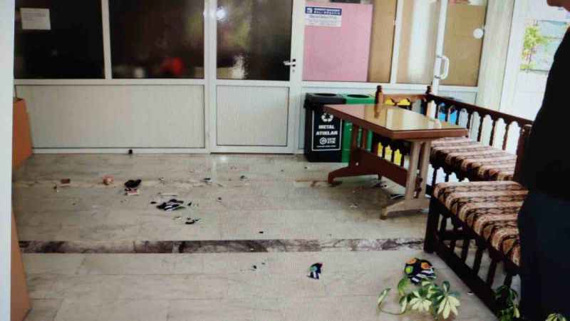 Aparttan çıkmayan kiracısının kapısına kimyasal sıvı döktü: 5 kişi hastanelik oldu