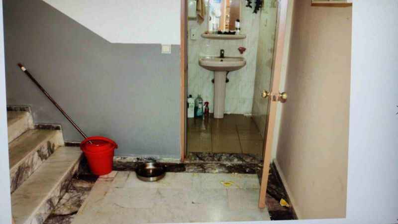 Aparttan çıkmayan kiracısının kapısına kimyasal sıvı döktü: 5 kişi hastanelik oldu