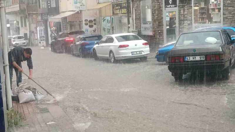 Kütahya’da şiddetli yağış hayatı felç etti: Ev ve iş yerleri sular altında kaldı