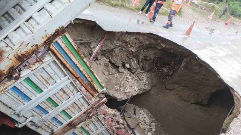 Denizli'de yol, kamyonu yuttu