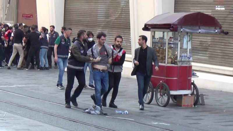 Taksim’de Gezi Parkı eylemlerinin yıldönümünde izinsiz yürüyüşe polis müdahalesi