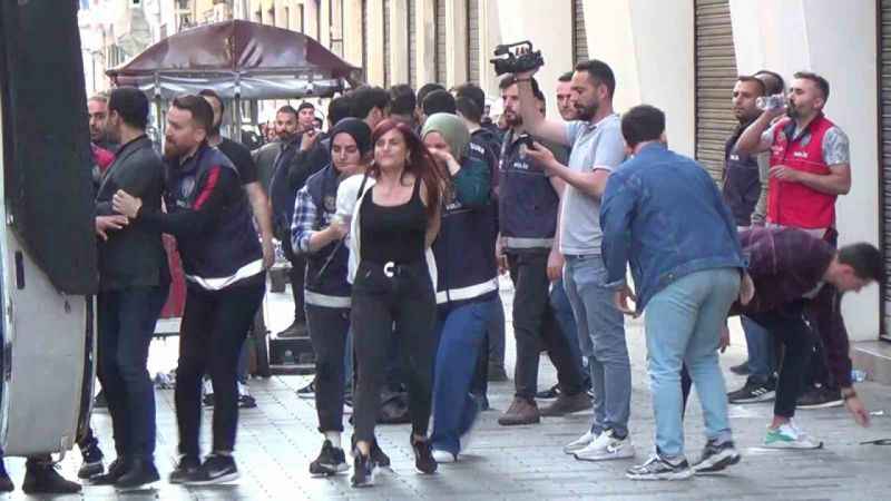 Taksim’de Gezi Parkı eylemlerinin yıldönümünde izinsiz yürüyüşe polis müdahalesi