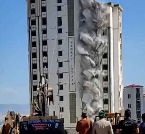 Kahramanmaraş'ta yıkımı yapılan ağır hasarlı bina sağlam evin üzerine devrildi