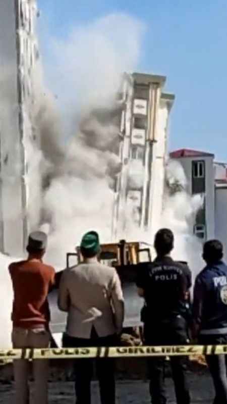 Kahramanmaraş'ta yıkımı yapılan ağır hasarlı bina sağlam evin üzerine devrildi