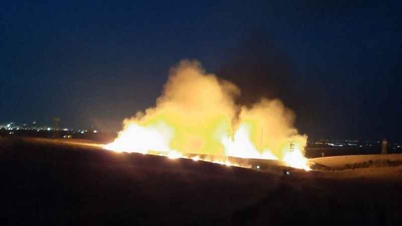 Depremzede çiftçilerin ekili alanı alev alev yandı