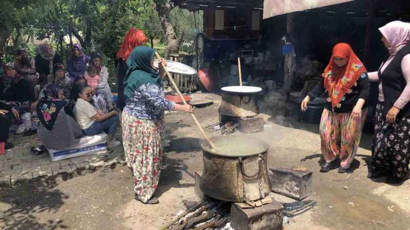 Köylü kadınlar asırlık geleneği yaşatıyor