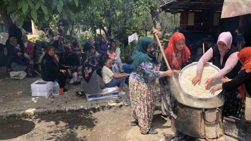 Köylü kadınlar asırlık geleneği yaşatıyor