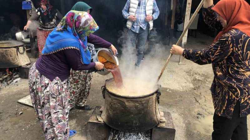 Köylü kadınlar asırlık geleneği yaşatıyor