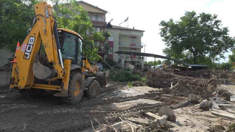Hayvanları sele kapıldı, ağlayarak video çektiler