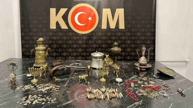 Kütahya’da bir araçta çok sayıda tarihi eser ele geçirildi