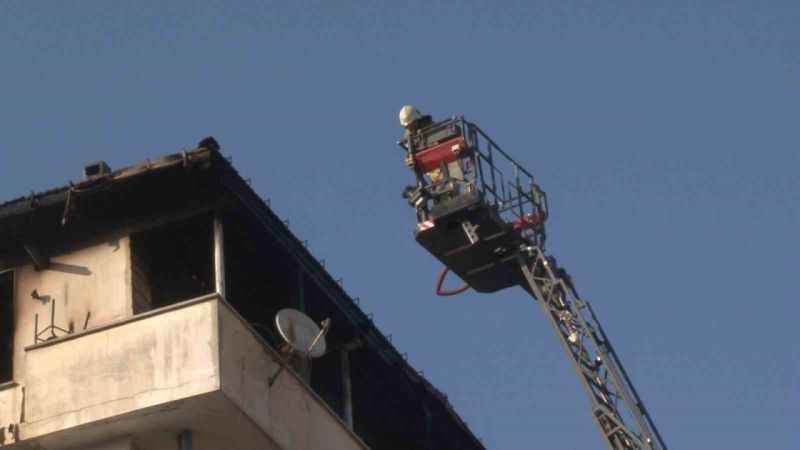 Pendik’te binanın çatı katı alev alev yandı