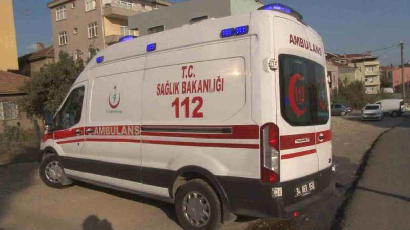 Pendik’te binanın çatı katı alev alev yandı