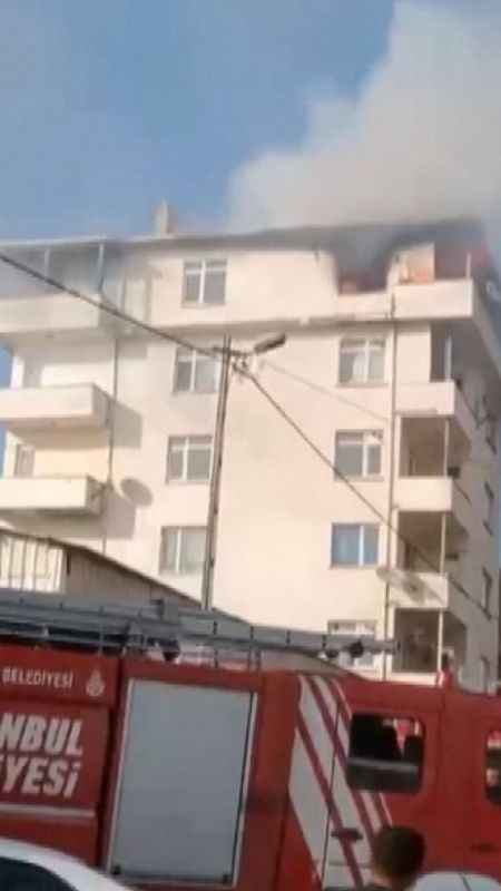 Pendik’te binanın çatı katı alev alev yandı