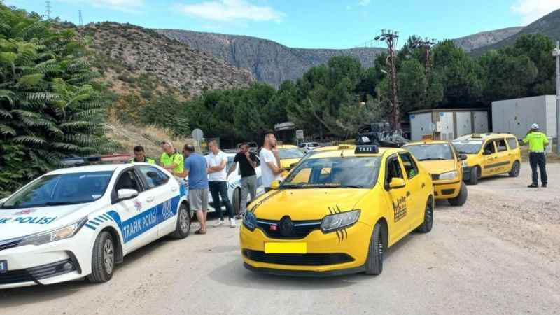 Amasya’da polisten ticari taksilere taksimetre denetimi
