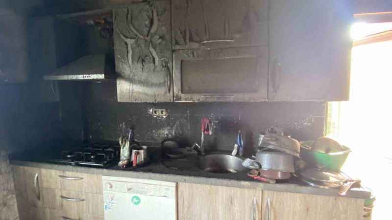 Buzdolabından çıkan yangın evi kullanılmaz hale getirdi