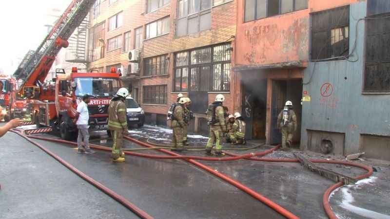 Bayrampaşa’da 4 katlı iş yerinde çıkan yangın paniğe neden oldu