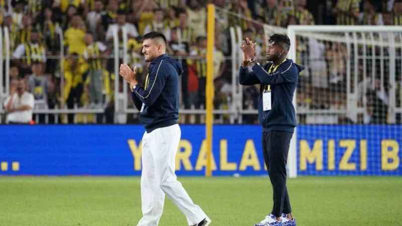 Fred ve Cengiz Ünder, sarı-lacivertli taraftarları selamladı