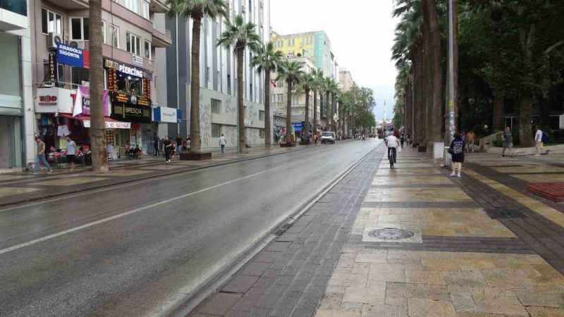 Çöl sıcaklıklarıyla kavrulan Denizli, yaz yağmuruyla serinledi