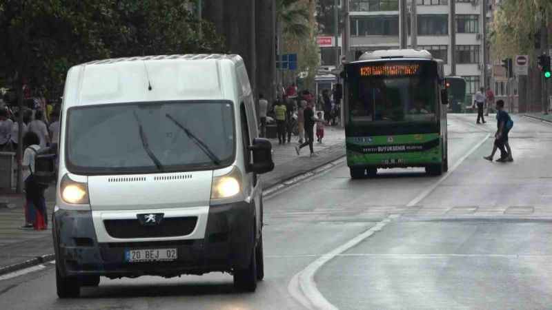 Çöl sıcaklıklarıyla kavrulan Denizli, yaz yağmuruyla serinledi