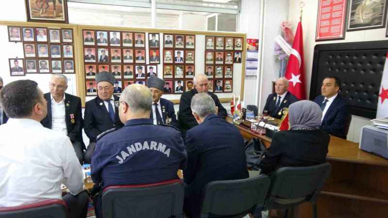 Vali Öksüz ayağının tozuyla esnaf ve şehitlik ziyaretinde bulundu